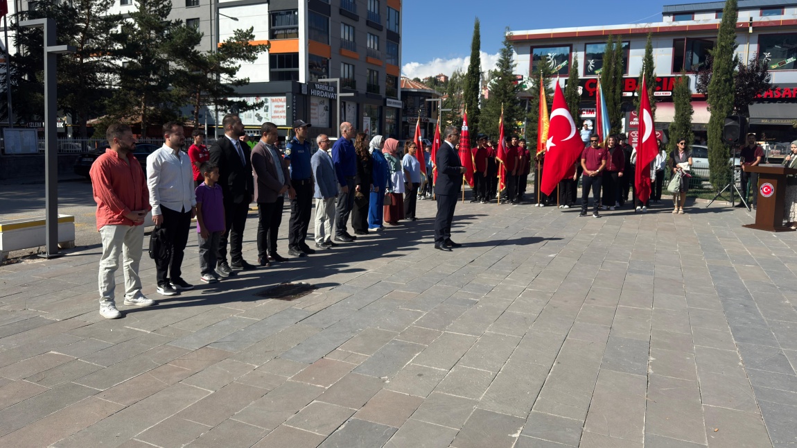 İlköğretim Haftası Kapsamında Atatürk Anıtında Çelenk Programı 